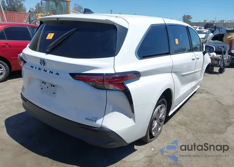 2021 Toyota Sienna Le z USA, uszkodzony, nr VIN 5TDKRKEC2MS035767